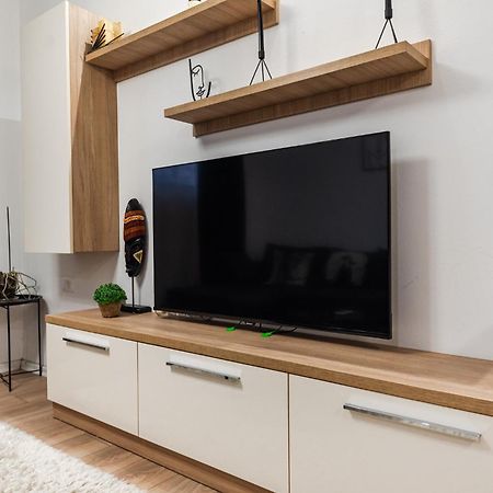 Noir Apartment By Kondo Stays Tirana Exterior photo